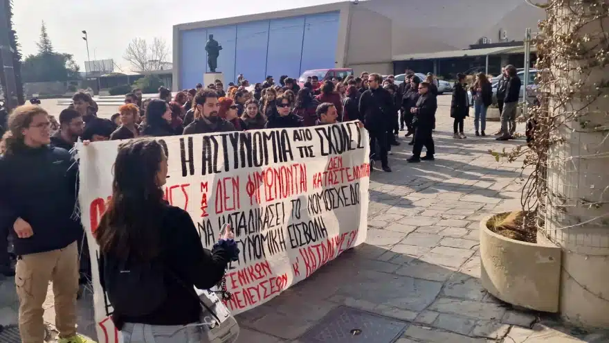 Φοιτητές διαμαρτύρονται στο ΑΠΘ για την επέμβαση της ΕΛ.ΑΣ. στην κατάληψη της Νομικής - Δείτε φωτογραφίες