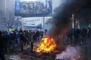 Βρυξέλλες: Χάος έξω από το Ευρωκοινοβούλιο - Συγκρούσεις αγροτών με την Αστυνομία - ΒΙΝΤΕΟ