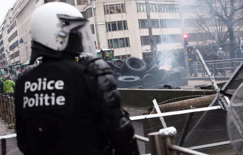 Βρυξέλλες: Οι αγρότες μάχονται με την αστυνομία - Έσπασαν κιγκλιδώματα - Απευθείας εικόνα