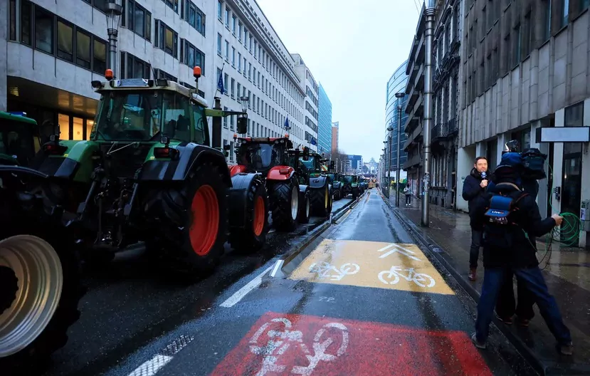 Βρυξέλλες: Οι αγρότες μάχονται με την αστυνομία - Έσπασαν κιγκλιδώματα - Απευθείας εικόνα