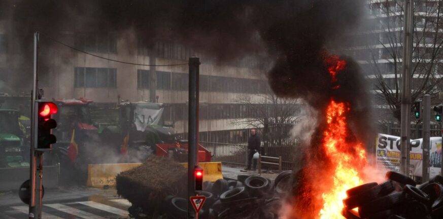 Βρυξέλλες: Νέα επεισόδια έξω από την έδρα της ΕΕ – Συγκρούσεις αγροτών με την αστυνομία - ΦΩΤΟ - ΒΙΝΤΕΟ