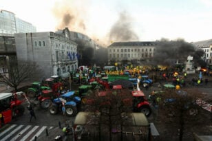 Βρυξέλλες: 1.000 τρακτέρ στην καρδιά της ΕΕ - Φωτιές μπροστά από το κοινοβούλιο - ΦΩΤΟ - ΒΙΝΤΕΟ