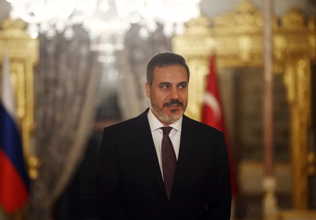 &Kappa;&upsilon;&pi;&rho;&iota;&alpha;&kappa;ό &Epsilon;&mu;&mu;έ&nu;&epsilon;&iota; &sigma;&tau;&eta; &sigma;&kappa;&lambda;&eta;&rho;ή &gamma;&rho;&alpha;&mu;&mu;ή &eta; Ά&gamma;&kappa;&upsilon;&rho;&alpha; - &Phi;&iota;&nu;&tau;ά&nu;: &laquo;&Iota;&delta;&alpha;&nu;&iota;&kappa;ή &lambda;ύ&sigma;&eta; &eta; &alpha;&nu;&alpha;&gamma;&nu;ώ&rho;&iota;&sigma;&eta; &delta;ύ&omicron; &kappa;&rho;&alpha;&tau;ώ&nu;&raquo; &ndash;