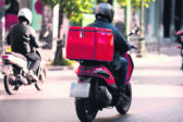 Η Πάτρα πάνω σε δύο ρόδες: Καφές, σουβλάκι και βιασύνη στο ίδιο κουτί