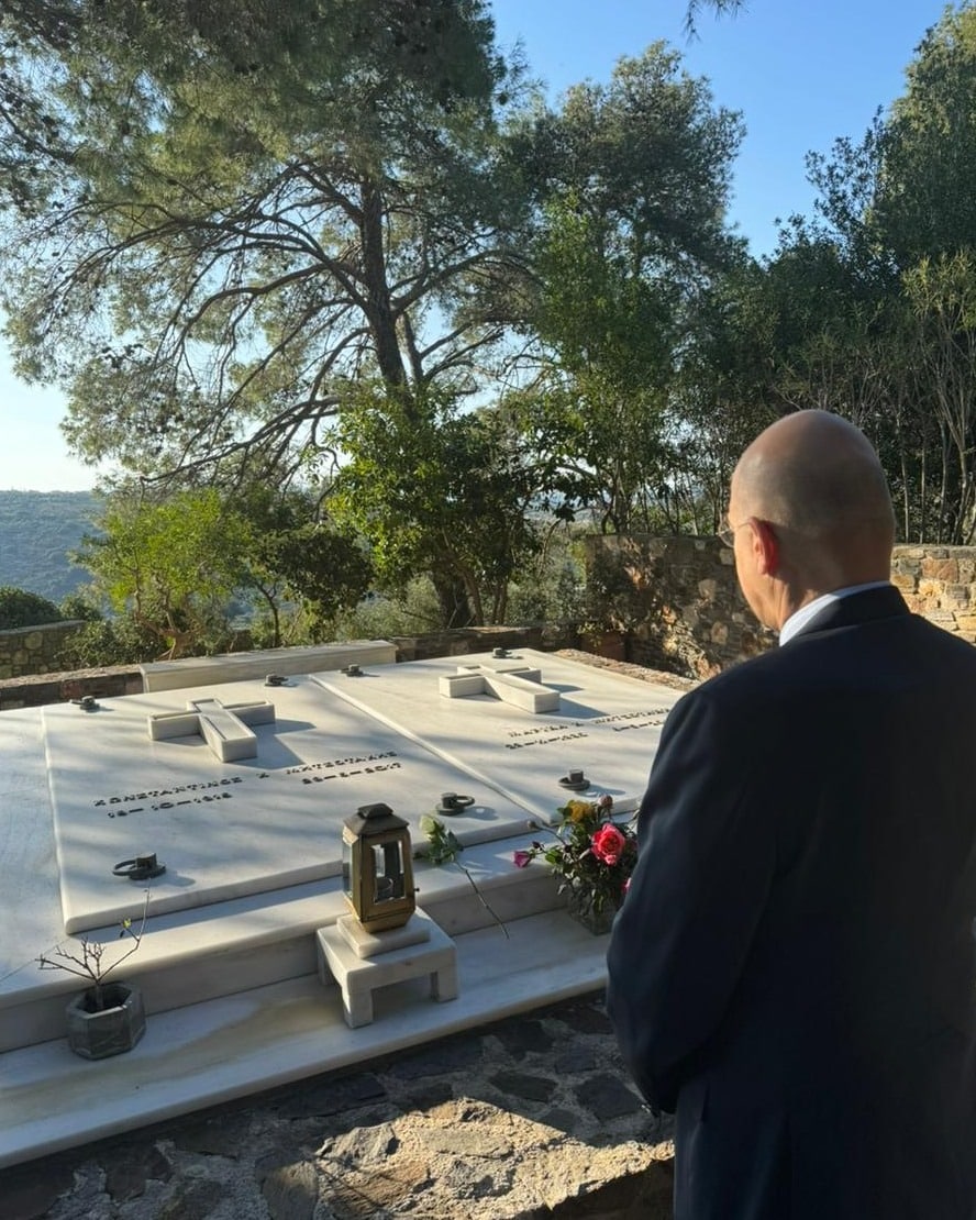 Χανιά: Λουλούδια στον τάφο του Κωνσταντίνου Μητσοτάκη άφησε ο Ν. Δένδιας