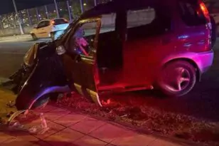  Πάτρα - Τροχαίο: Αυτοκίνητο έχασε τον έλεγχο και προσέκρουσε σε κολώνα 