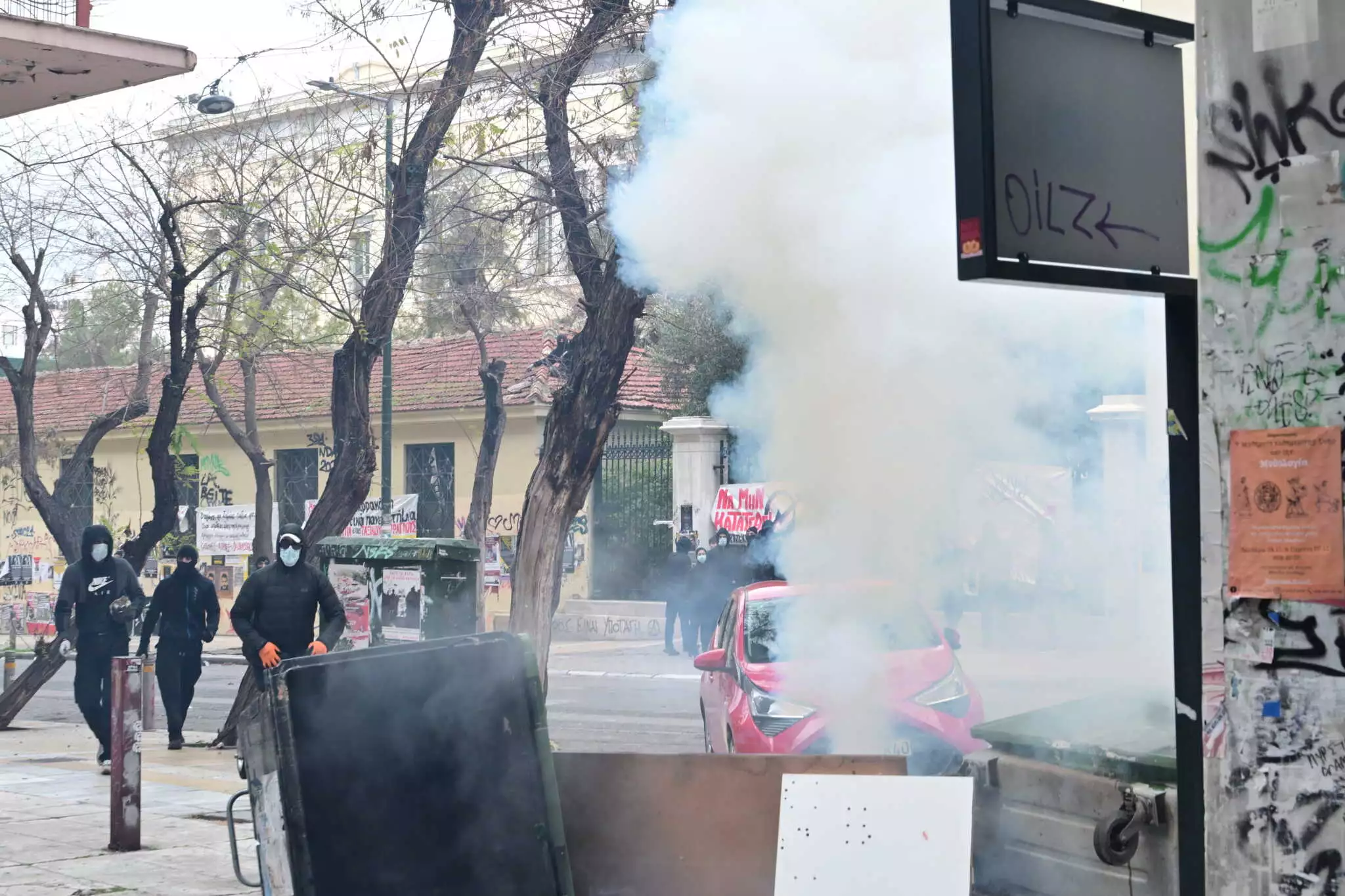 Αθήνα: 8 συλλήψεις και 15 προσαγωγές στα επεισόδια μετά την πορεία για τα Τέμπη