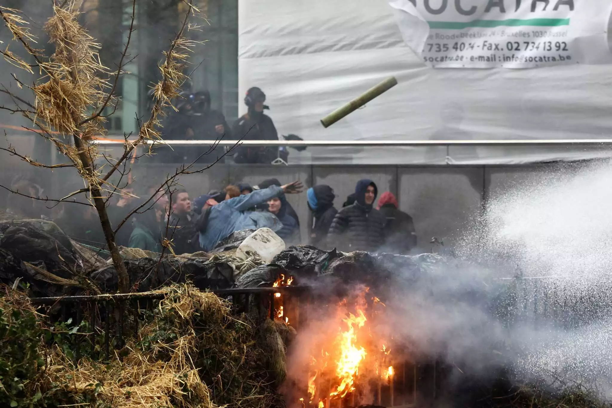 Βρυξέλλες: Έφυγαν οι αγρότες μετά την επεισοδιακή τους κινητοποίηση – Τρεις τραυματίες αστυνομικοί