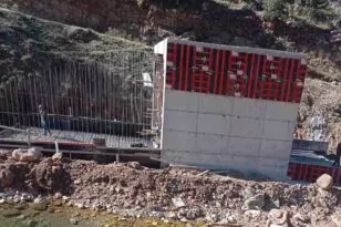 Δήμος Ερυμάνθου: «Σάρκα και οστά» παίρνει ένα έργο πνοής - Συνεχίζεται η κατασκευή γέφυρας στον ποταμό Πείρο