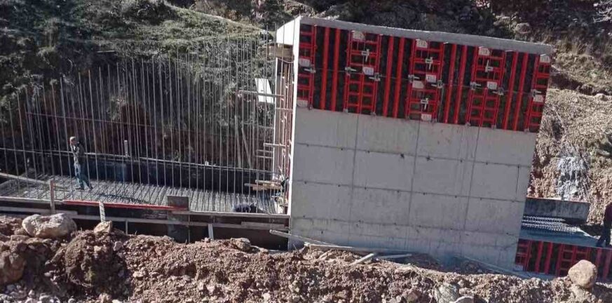 Δήμος Ερυμάνθου: «Σάρκα και οστά» παίρνει ένα έργο πνοής - Συνεχίζεται η κατασκευή γέφυρας στον ποταμό Πείρο