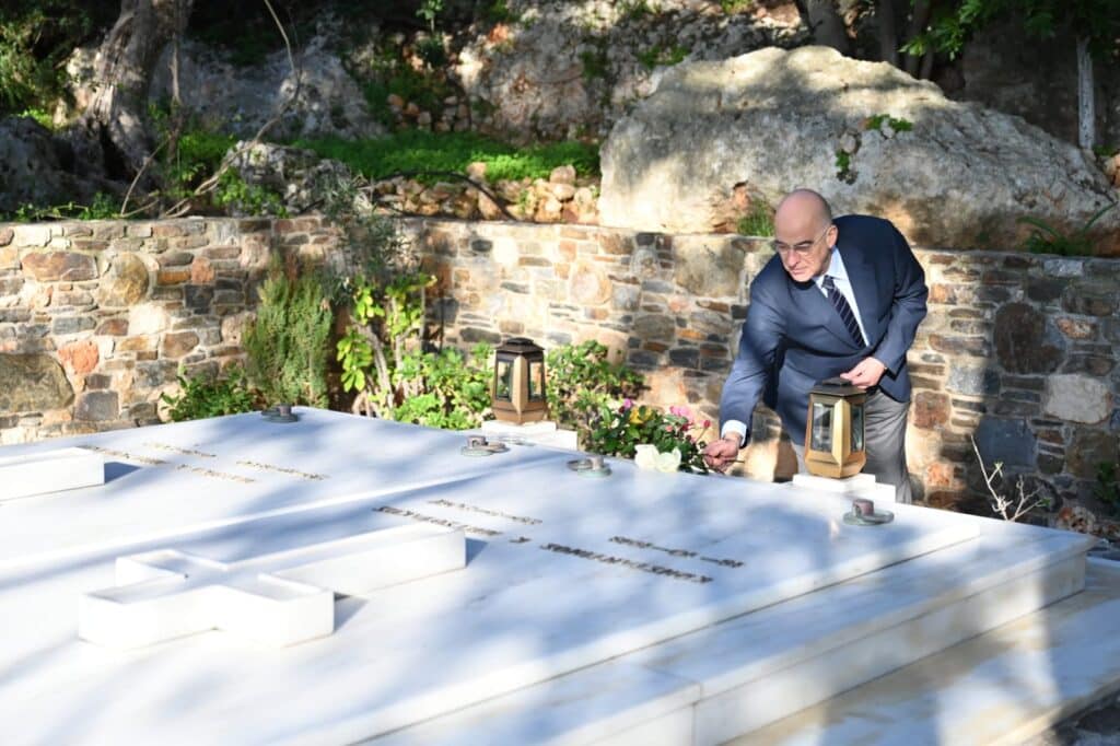 N. Dendias left flowers at the grave of Konstantinos Mitsotakis
 – 2024-02-25 08:45:09