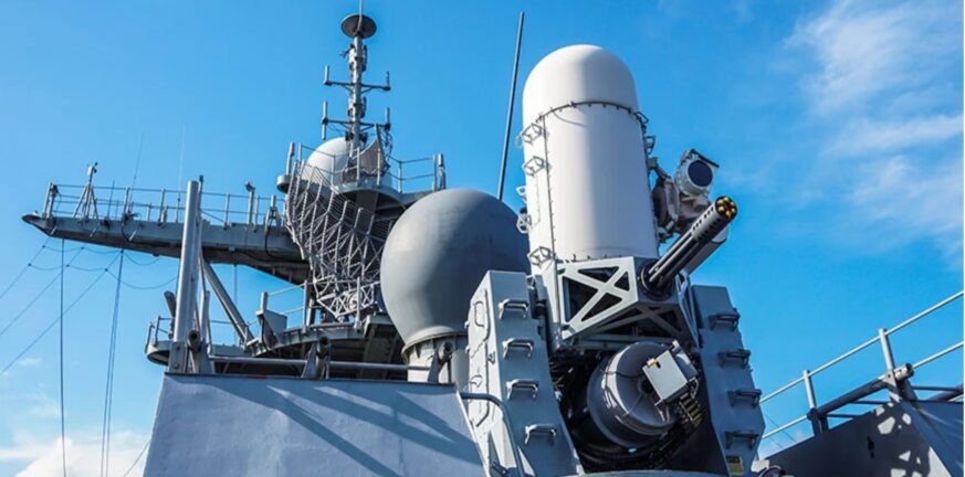 Πλοίο των ΗΠΑ χρησιμοποίησε την «τελευταία γραμμή άμυνας» για να γλιτώσει από πύραυλο των Χούθι