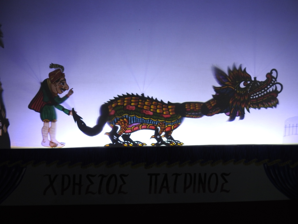Περί Σκιών: Ο Χρήστος Πατρινός παρουσιάζει την παράσταση «Ο Καραγκιόζης στην καρναβαλούπολη»