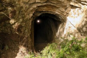 Πολύτεκνη οικογένεια στην Κόρινθο ζει σε σπηλιά 30 μέτρων: Κυκλοφορούν με τόξα και βέλη