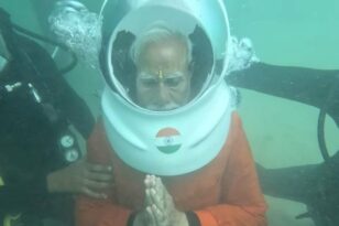 Ινδία: Η υποβρύχια προσευχή του πρωθυπουργού στα ερείπια βυθισμένου ναού - ΦΩΤΟ - ΒΙΝΤΕΟ