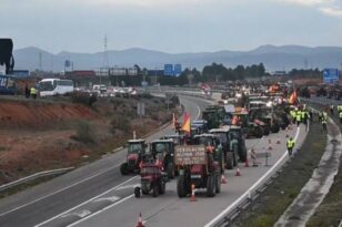 Ισπανία: Αγρότες απέκλεισαν βασικούς αυτοκινητόδρομους - ΒΙΝΤΕΟ