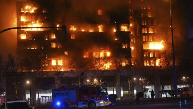 Τραγωδία στην Ισπανία: Τέσσερις νεκροί και 14 τραυματίες από πυρκαγιά σε πολυκατοικία 14 ορόφων στη Βαλένθια