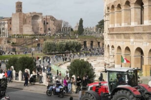 Ιταλία: Έφτασαν τρακτέρ στο κέντρο της Ρώμης - Το βράδυ η πορεία έξω από την πρωτεύουσα - ΒΙΝΤΕΟ