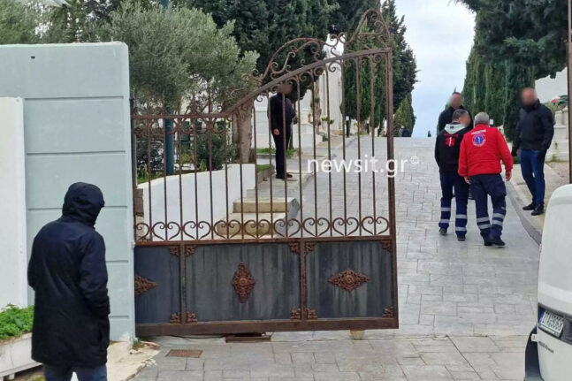 Η κηδεία της Μαρίας Καρνέση και του Αντώνη Βλασσάκη που δολοφονήθηκαν στο μακελειό στη Γλυφάδα