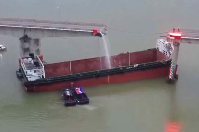 Κίνα: Πλοίο έκοψε στη μέση μια γέφυρα - ΦΩΤΟ - ΒΙΝΤΕΟ