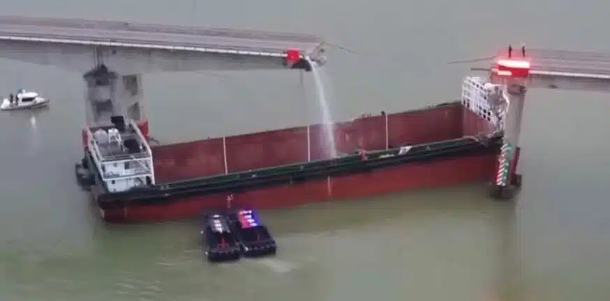 Κίνα: Πλοίο έκοψε στη μέση μια γέφυρα - ΦΩΤΟ - ΒΙΝΤΕΟ