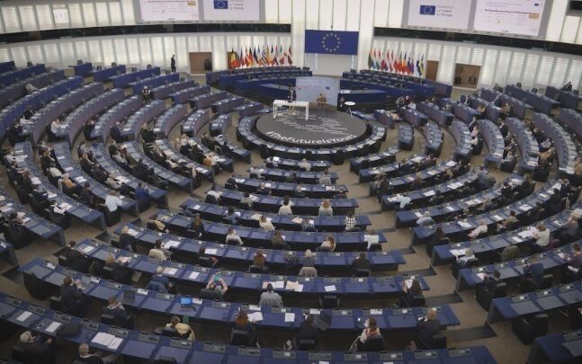Ψήφισμα Ευρωκοινοβουλίου: Πολιτικές σκοπιμότητες βλέπει η κυβέρνηση, «προπαγάνδα Μητσοτάκη» και διασυρμό της χώρας η αντιπολίτευση