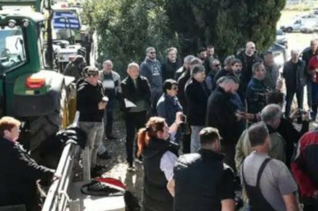 Οι αγρότες έκλεισαν την εθνική οδό Αθηνών-Λαμίας στον κόμβο Ανθήλης