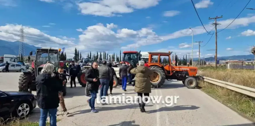 Εντείνουν τα μπλόκα οι αγρότες – Έκλεισαν και τα 2 ρεύματα στην Αθηνών-Λαμίας στο ύψος της Ανθήλης