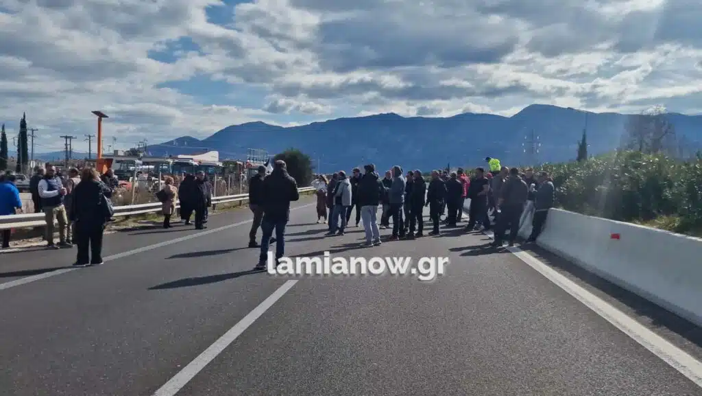Εντείνουν τα μπλόκα οι αγρότες – Έκλεισαν και τα 2 ρεύματα στην Αθηνών-Λαμίας στο ύψος της Ανθήλης