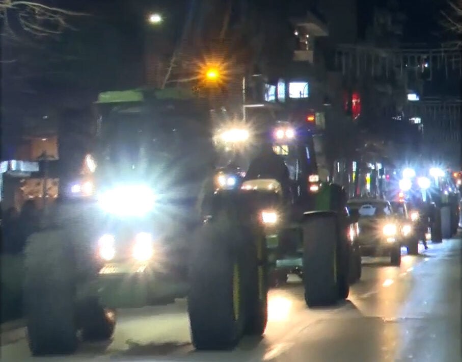 Farmers at the roadblocks with symbolic actions in view of the descent with tractors in Athens – The measures for oil in the Parliament
 – 2024-02-22 13:15:33