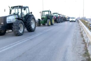 Θεσσαλονίκη: Αγρότες έχουν παρατάξει τα τρακτέρ τους στην αερογέφυρα των Μαλγάρων