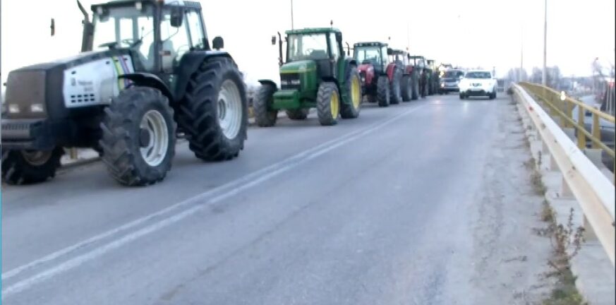 Θεσσαλονίκη: Αγρότες έχουν παρατάξει τα τρακτέρ τους στην αερογέφυρα των Μαλγάρων