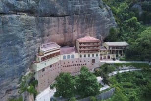 Καλάβρυτα: Παρουσία Μενδώνη τα θυρανοίξια του Καθολικού της βυζαντινής Μονής Μεγάλου Σπηλαίου