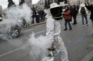 Σε κλοιό το κέντρο της Αθήνας: Στο Σύνταγμα μελισσοκόμοι, πορεία από ΠΟΕΔΗΝ, ξεκινά το πανεκπαιδευτικό