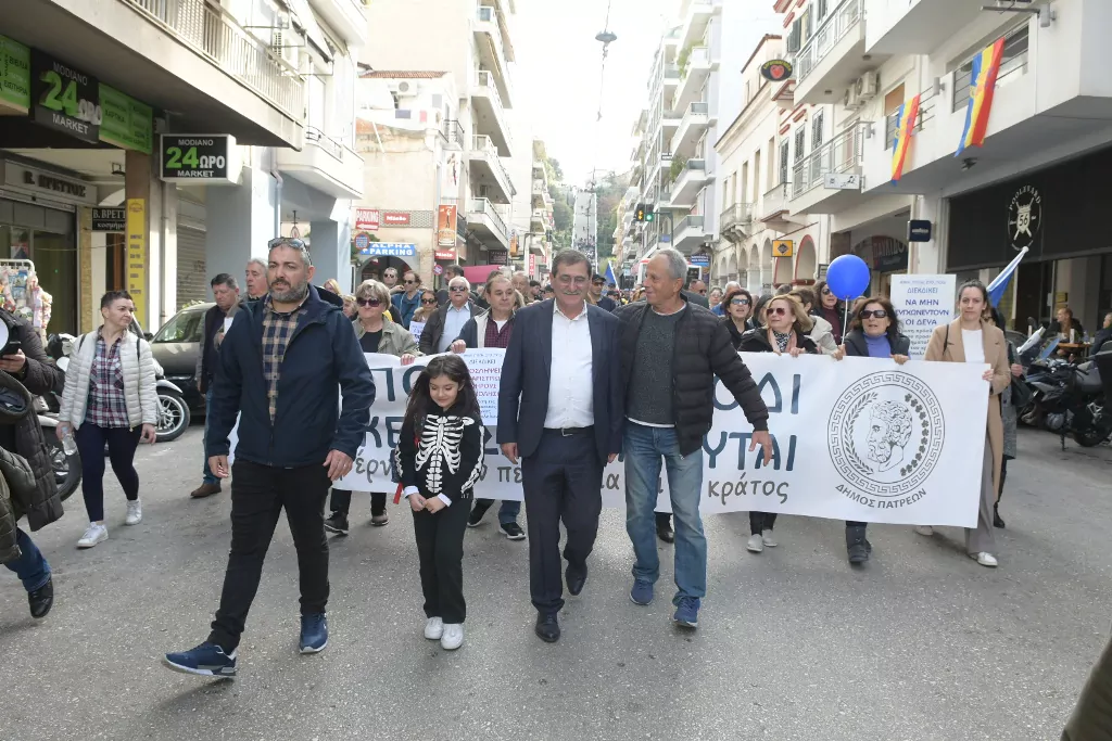 Πάτρα: «Μια πόλη στο πόδι» - Συγκέντρωση στις σκάλες και πορεία στο κέντρο της πόλης - Πελετίδης: Ενημερώνουμε τους κουτοπόνηρους, ότι ο λαός δεν είναι χαζός ΦΩΤΟ
