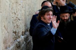 Αργεντινή: Ο Μιλέι έβαλε τα κλάματα στον Τοίχο των Δακρύων στην Ιερουσαλήμ