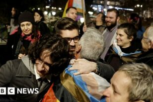 Διεθνή ΜΜΕ: «Ελλάδα, η πρώτη ορθόδοξη χώρα που νομιμοποιεί» τον γάμο των ομόφυλων ζευγαριών»