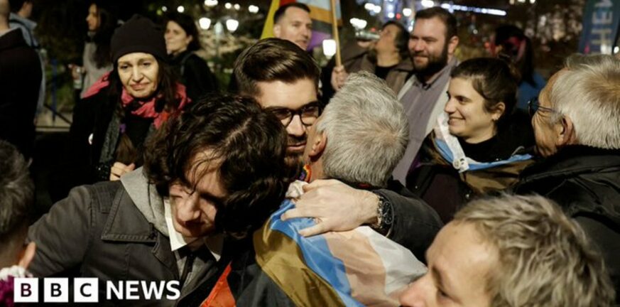 Διεθνή ΜΜΕ: «Ελλάδα, η πρώτη ορθόδοξη χώρα που νομιμοποιεί» τον γάμο των ομόφυλων ζευγαριών»