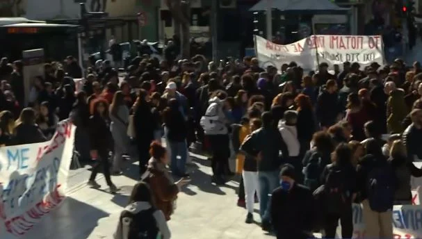 Μη κρατικά Πανεπιστήμια: Πανεκπαιδευτικό συλλαλητήριο με πανό και συνθήματα – Ποιοι δρόμοι είναι κλειστοί