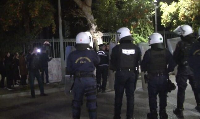 Ενταση μεταξύ φοιτητών και της αστυνομίας έξω από το Μέγαρο Μαξίμου ΦΩΤΟ - ΒΙΝΤΕΟ