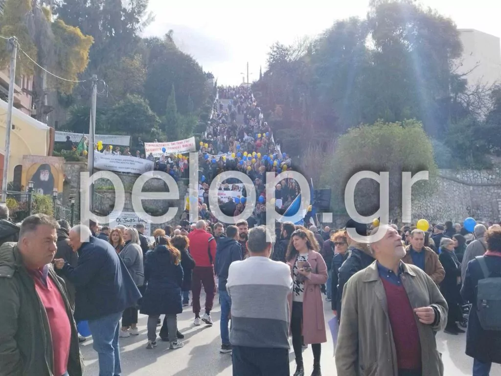 Πάτρα: «Μια πόλη στο πόδι» - Συγκέντρωση στις σκάλες και πορεία στο κέντρο της πόλης - Πελετίδης: Ενημερώνουμε τους κουτοπόνηρους, ότι ο λαός δεν είναι χαζός ΦΩΤΟ