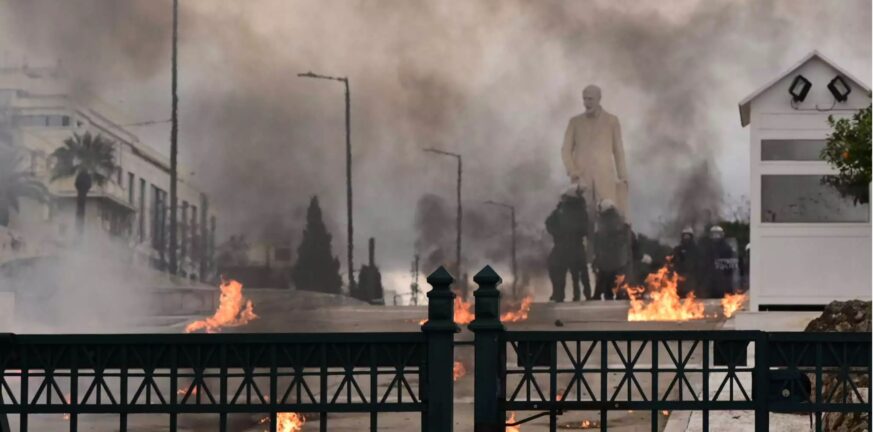 Αθήνα: 8 συλλήψεις και 15 προσαγωγές στα επεισόδια μετά την πορεία για τα Τέμπη