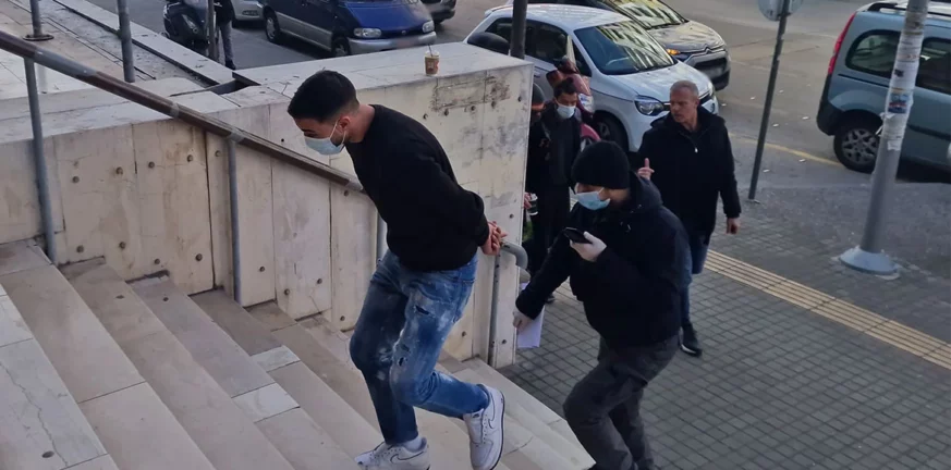 Η στιγμή που ο τράπερ Ricta μπαίνει στον ανακριτή για τον ξυλοδαρμό του 23χρονου φοιτητή στη Θεσσαλονίκη