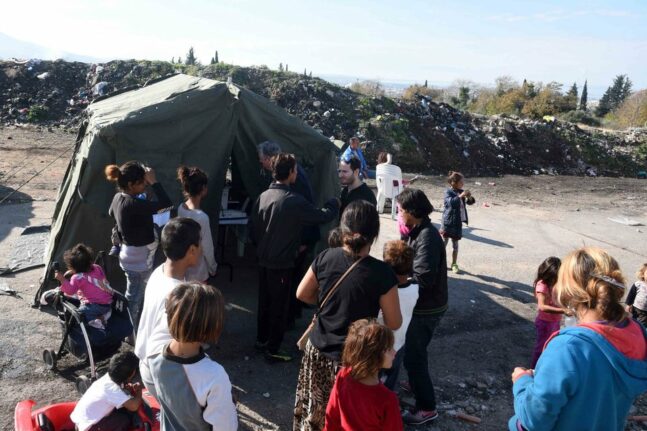 Δυτική Ελλάδα: Τα «δανεικά» παιδιά των καταυλισμών - Αλλοδαποί αγοράζουν πατρότητα για άδειες και επιδόματα