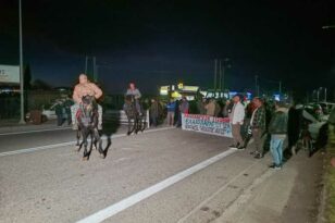 Αιγιάλεια: Με τα άλογα οι αγρότες στη Γέφυρα του Σελινούντα - ΦΩΤΟ