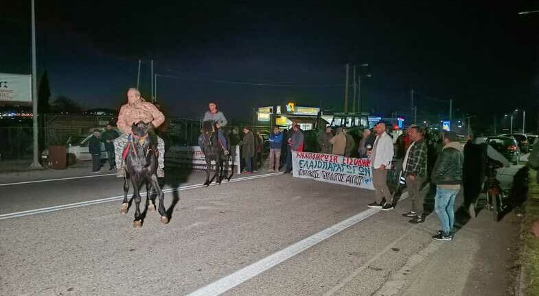 Αιγιάλεια: Με τα άλογα οι αγρότες στη Γέφυρα του Σελινούντα - ΦΩΤΟ