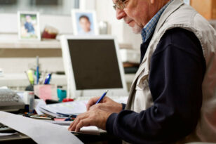 Συνταξιούχοι εργαζόμενοι: Τι θα πληρώνουν και πώς στον ΕΦΚΑ - Παραδείγματα για τις κρατήσεις