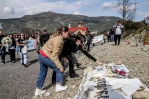 Επιμνημόσυνη δέηση για τους 57 νεκρούς των Τεμπών – Δάκρυα και οργή από φοιτητές