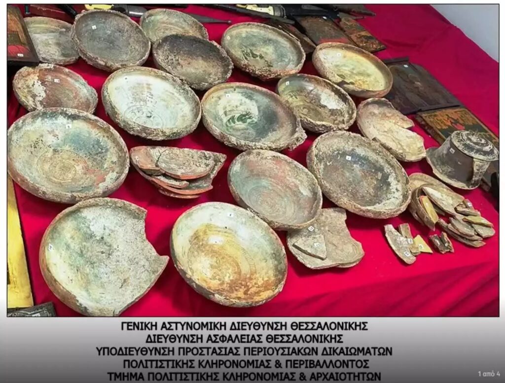 Θεσσαλονίκη: Αρχαία αντικείμενα, εικόνες και όπλα έκρυβε 70χρονη στο σπίτι και στην δουλειά της ΦΩΤΟ