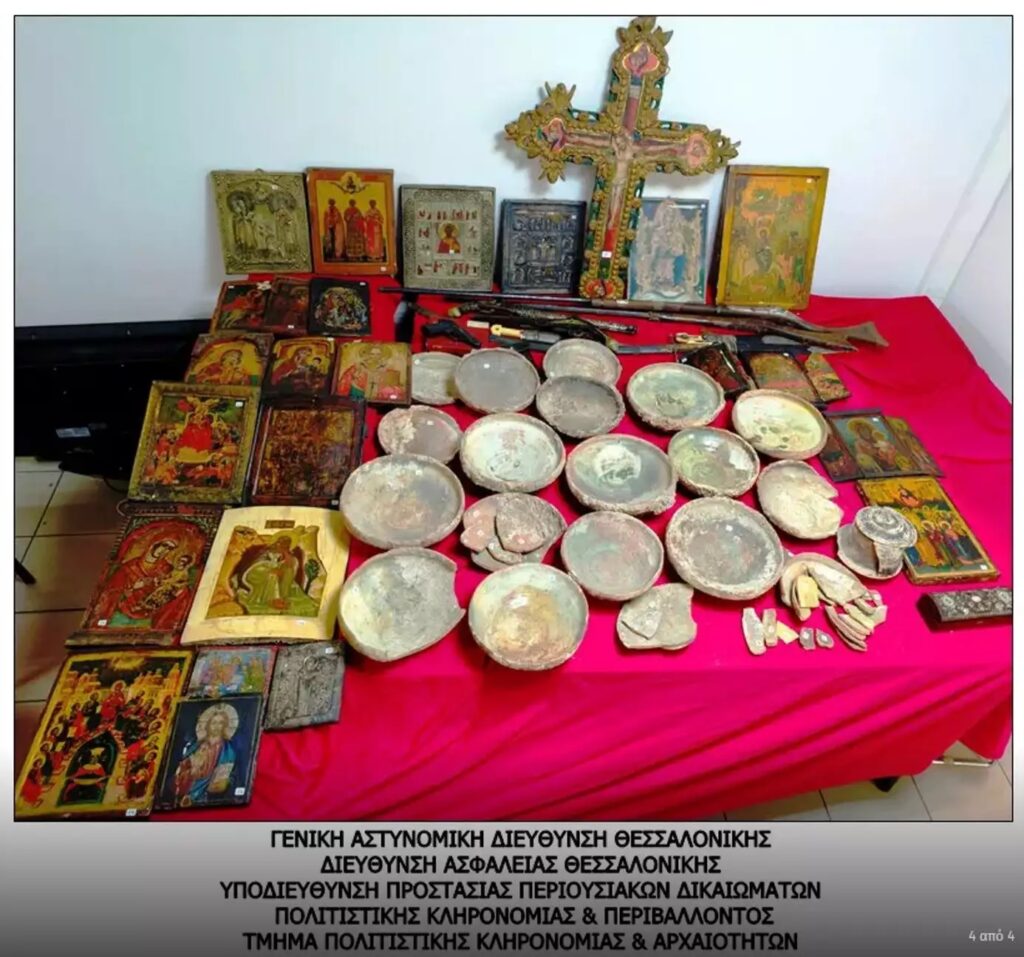Θεσσαλονίκη: Αρχαία αντικείμενα, εικόνες και όπλα έκρυβε 70χρονη στο σπίτι και στην δουλειά της ΦΩΤΟ